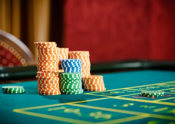 Dealer action during a Speed Blackjack round Dealer dealing cards in Speed Blackjack